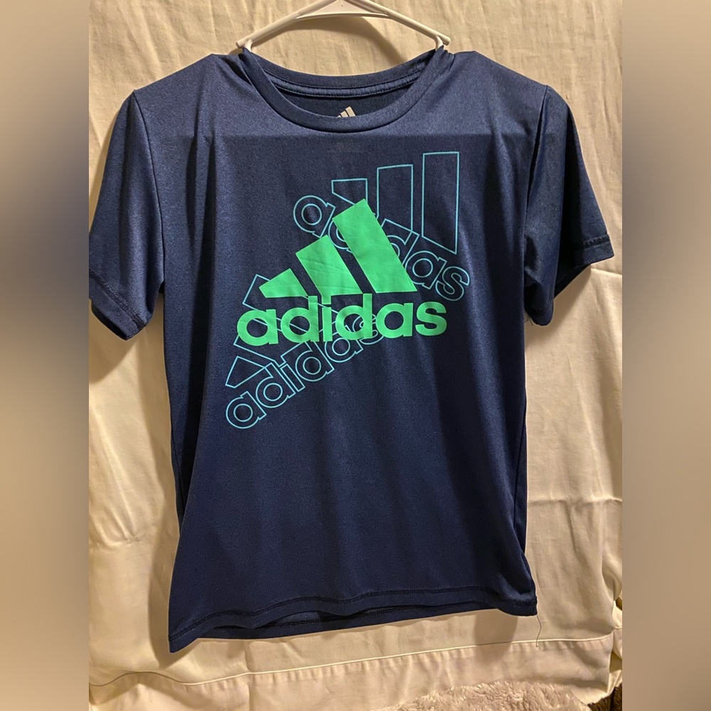 Boys size M Adidas tshirt EUC, fits like a Large
